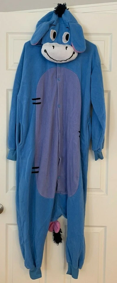 Traje PJ Adulto Con Capucha Azul Eeyore Disney Talla M 46" Busto 50" Largo Una Pieza Disfraz  Foto 2 de 2