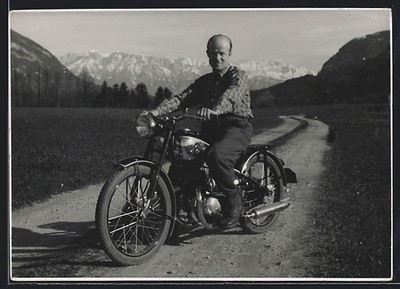 Foto-AK Mann fährt auf Motorrad über eine Landstraße 