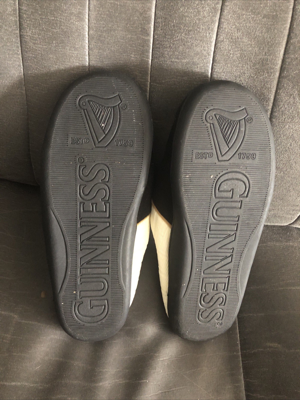 SAOLA Pantofole ufficiali Guinness Pint After Dark con top morbido e suola in gomma taglia S