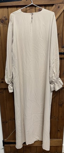 BNWT Beautiful Tulip sleeve abaya AAWOE PARIS Vanilla Medina Silk Material - Picture 5 of 7