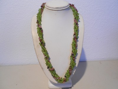 2 Strs. Peridot & 1 Strs. Turmalinspäne Halskette. versilberte Schließe