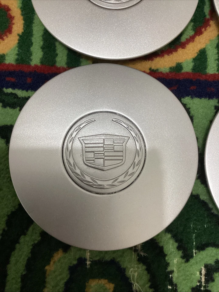 Tapa central 96-01 Cadillac Deville Seville OEM P/N 9594600 repintada plateada 4 un. Foto 2 de 4