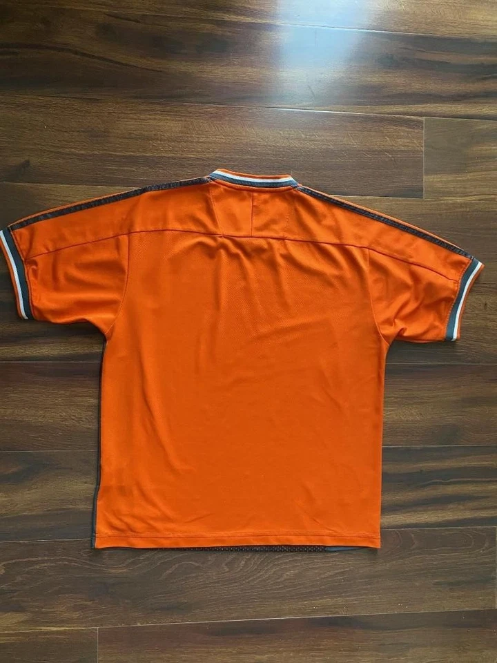 Camisa deportiva Unionbay para niños con cuello en V con logotipo de malla gris oscuro y naranja juvenil talla 16 Foto 3 de 4