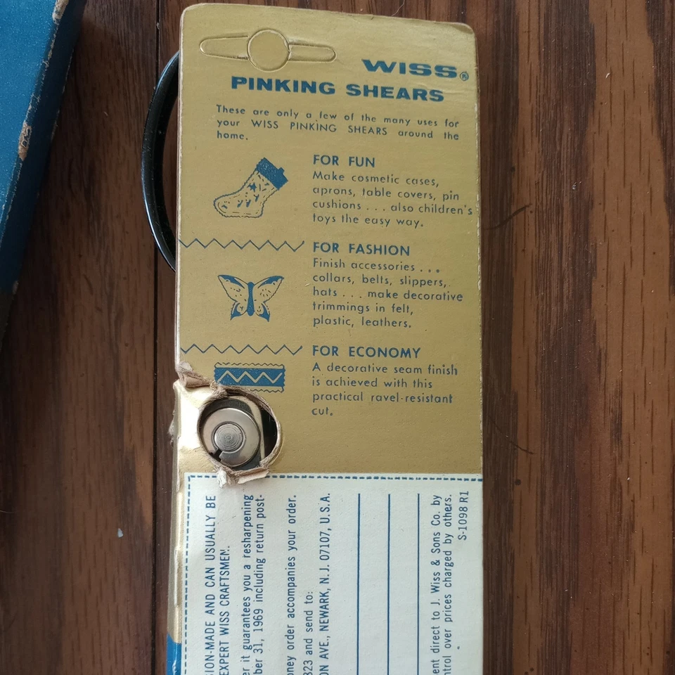 NEW 1960's Wiss CB-7  Pinking Shears Chrome Finish w/ Black Handles - Image 3 of 4