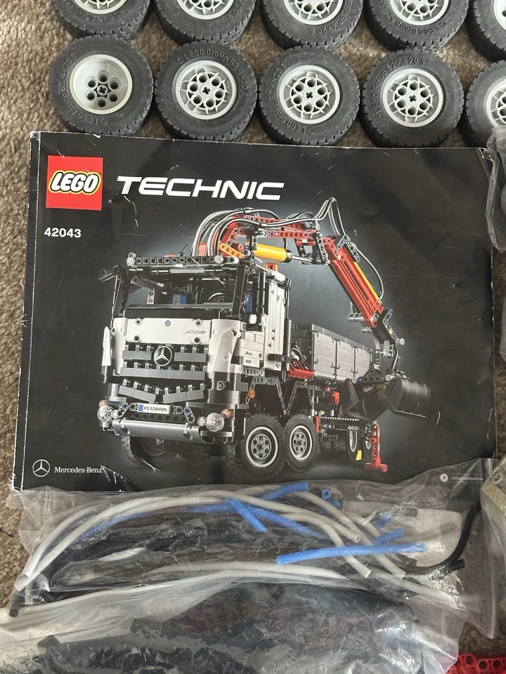 INCOMPLETE Lego Technic 42043 Mercedes-Benz Arocs 3245 | Sun Damaged, photo 2 of 4