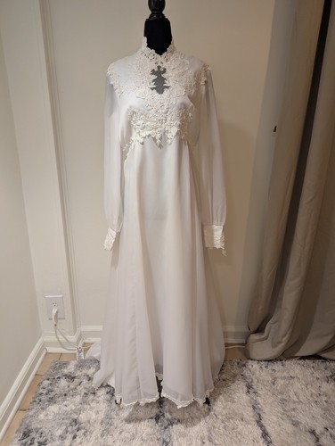 Vintage 1970s Unbranded White Wedding Dress Lace Pearl Train Applique Longsleeve