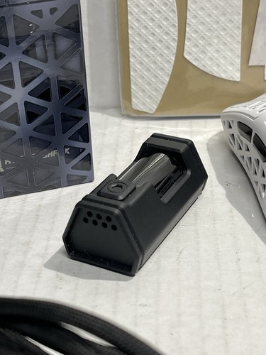 ATTACK SHARK R5 Ultra Carbon Fiber Wireless 8K PAW3950MAX Mouse WHITE OPEN BOX - 第 9/10 張圖片