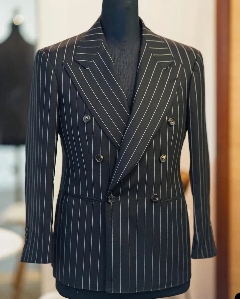Traje formal de negocios con solapa de pico ancho de doble botonadura a rayas negras Foto 3 de 4