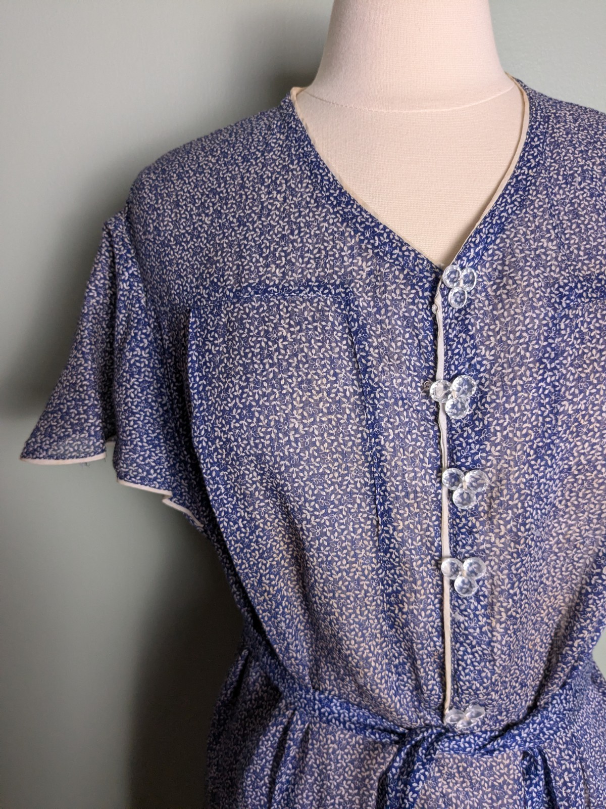 1930s / 1940s Cotton Leaf Print Flutter Sleeve Dr… - image 3