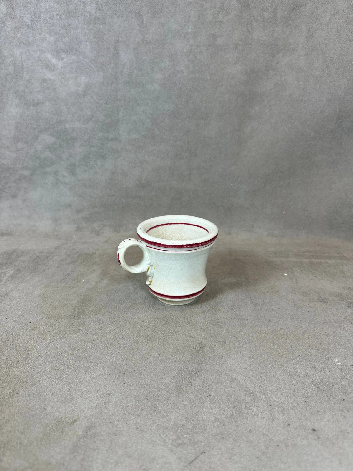 Tasse Brulot en faience blanche et rouge vintage Made in France Années 1920