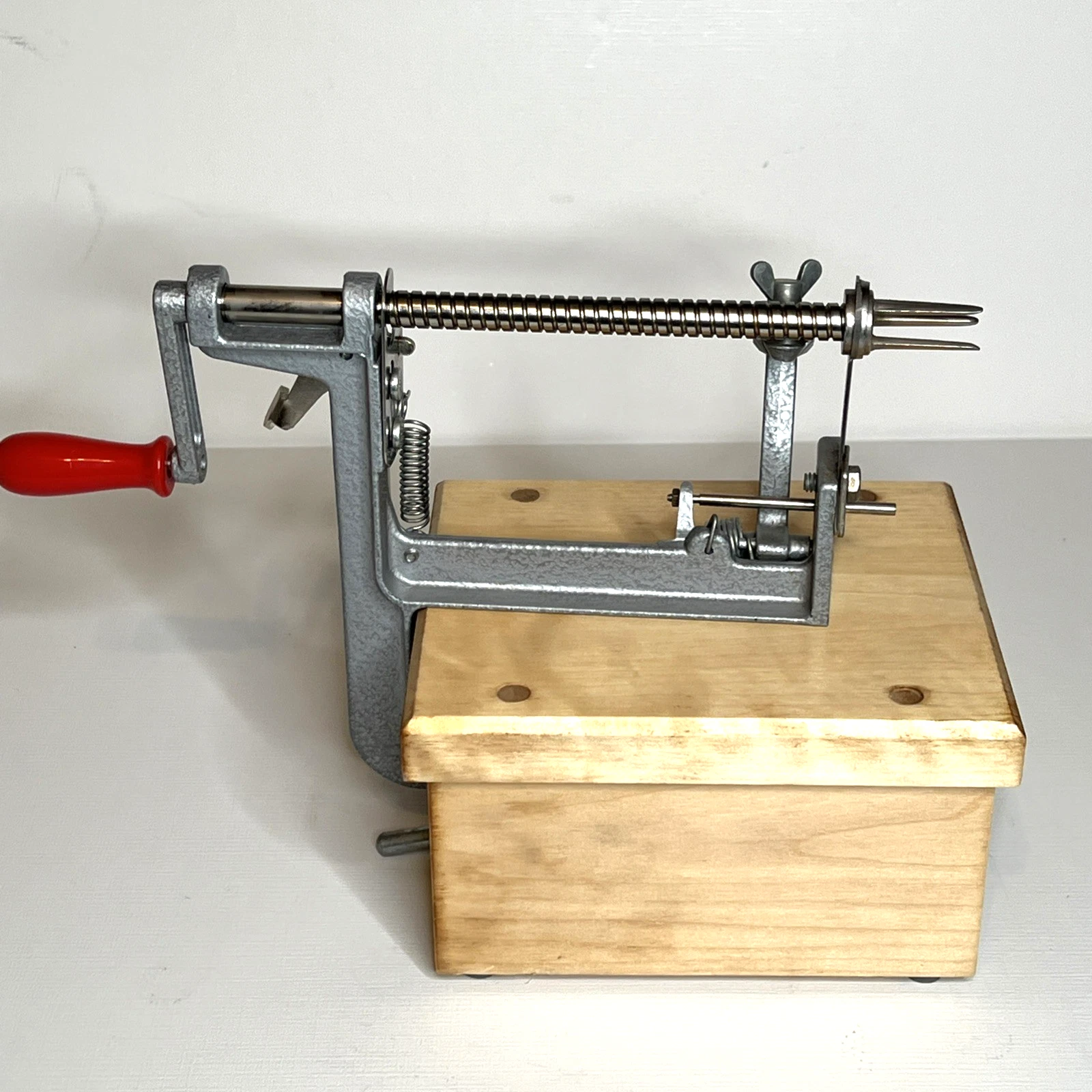 The Pampered Chef Apple Peeler Corer Slicer Handcrank w/Wooden Stand -Used/Works
Opens in a new wind
