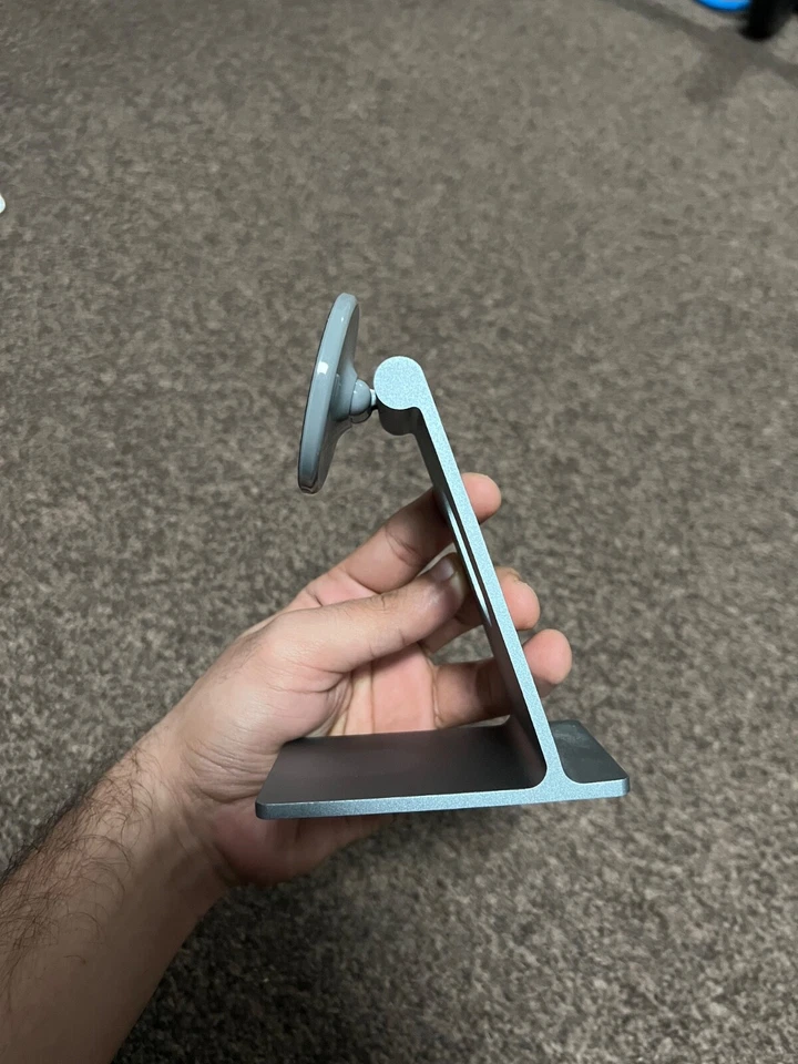 Soporte de escritorio magnético ajustable de metal para iPhones Foto 2 de 4