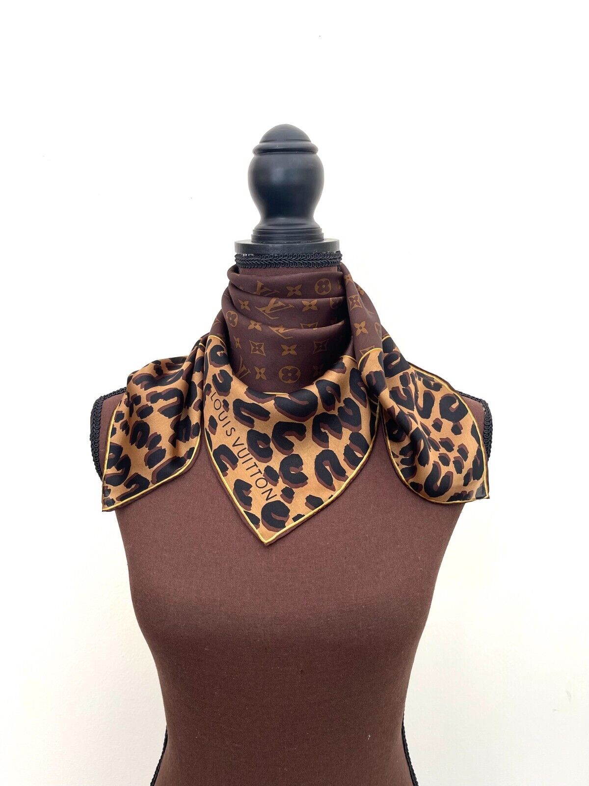 How to wear a Louis Vuitton silk square scarf - tutorial 4 easy ways to wear  around your neck 