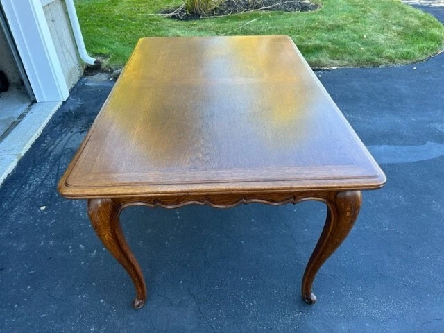 Juego de comedor provincial francés de roble - Mesa y cuatro sillas Foto 2 de 4