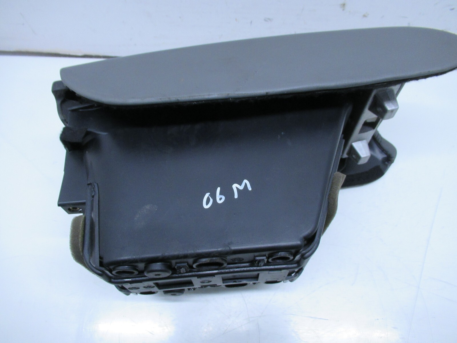 04-08 MASERATI QUATTROPORTE CENTER CONSOLE ARMREST ARM REST OEM