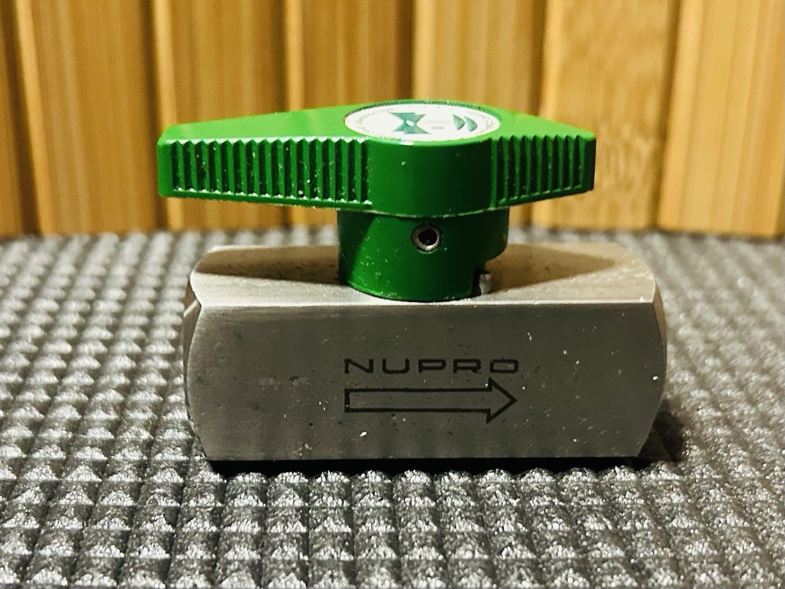 1/4" SWAGELOK NUPRO 316SS 2 WAY PLUG BALL VALVE SS-4P4T4-Fast Free Shipping