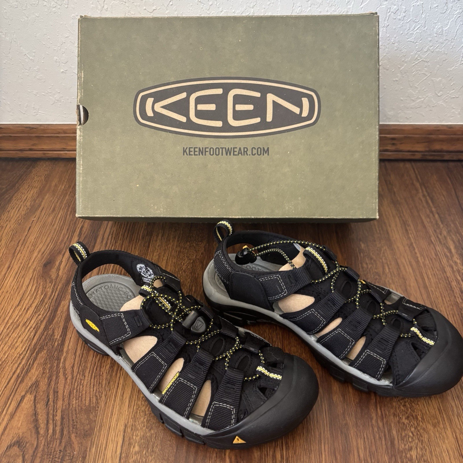 Sandali da trekking impermeabili New Keen da uomo taglia 9 5 Newport H2 neri 1001907 nuovi con scatola