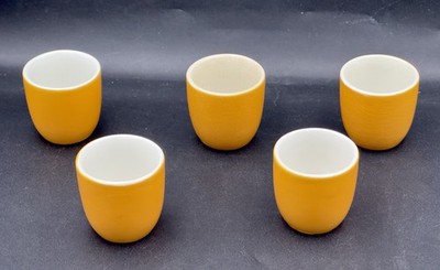 5 alte ocker senfgelbe Eierbecher - 1 hat starke Risse + 4 haben einige