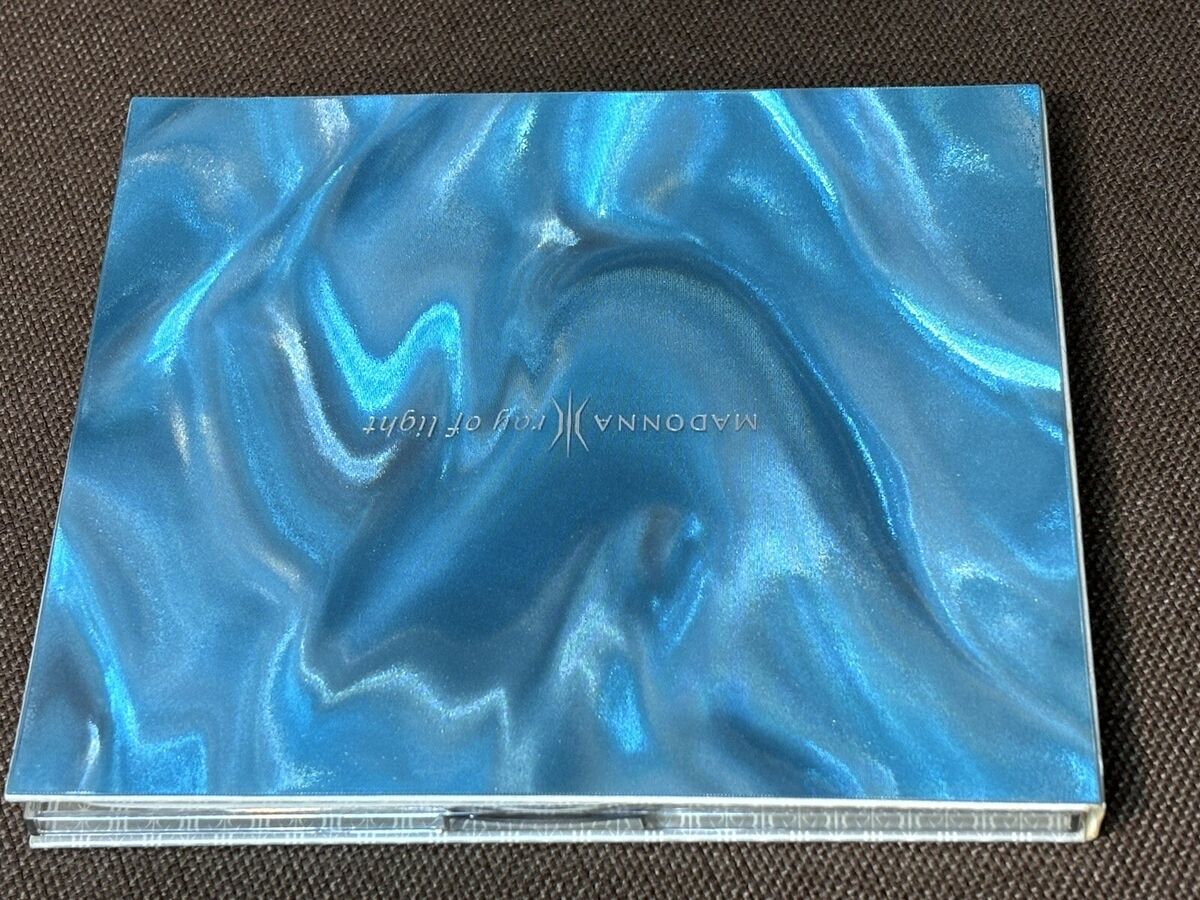 MADONNA Ray of Light 3-D Limited edition USA CD 9 46884-2 MADONNA Ray of Light 3-D Limited edition USA CD 9 46884-2
