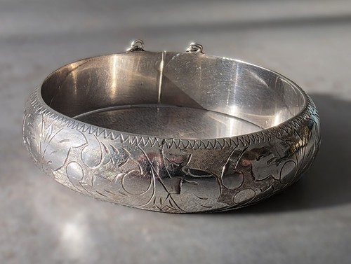Sterling Silver 7 in Etched Hinged Bangle Bracelet Thailand 26.3g w/Safety Chain - Picture 2 of 9