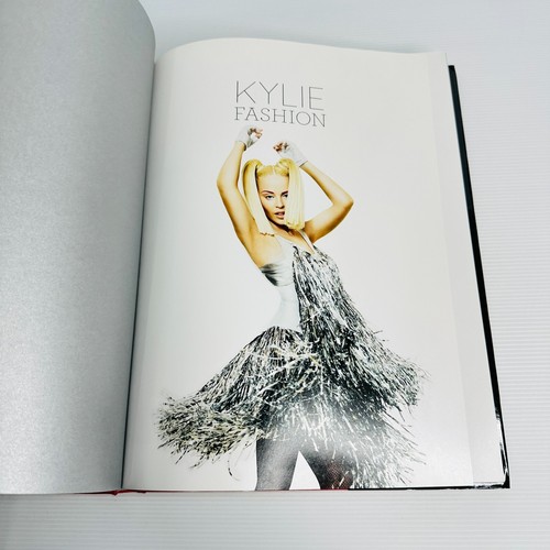 Kylie Fashion by Kylie Minogue Hardcover Book by Thames & Hudson - Music - Bild 8 von 15