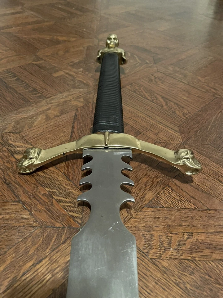 Espada calavera dorada personalizada de 3 cabezas con vaina de cuero Foto 3 de 4