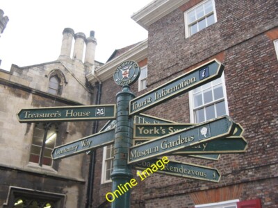 Foto 6x4 Wohin? York\/SE5951 A Richtungsschild gegenüber York Minste c2014