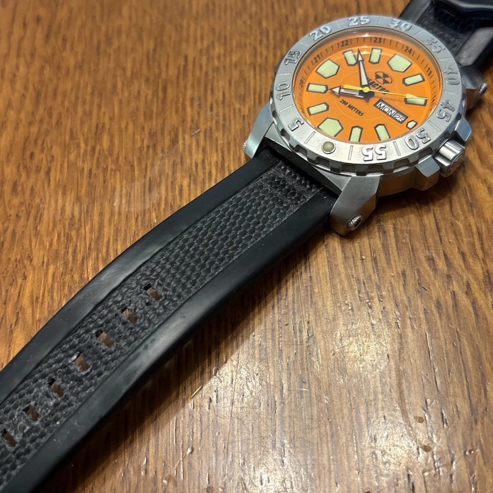 Reloj de buceo Reactor Melt Down 2 76808 esfera naranja para hombre 200M batería nueva Foto 4 de 4