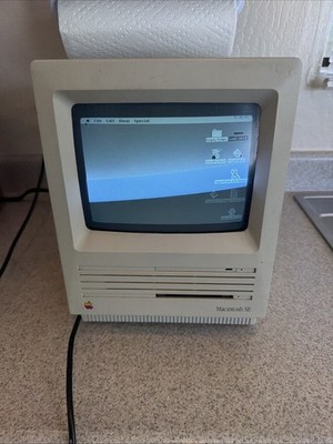 Apple Macintosh SE M5011 Computer /Unit Only - 1986 - Vintage Powers On