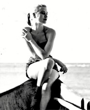 8x10 BLACK & WHITE PHOTO of ACTRESS & HOLLYWOOD ROYALTY - GRACE KELLY