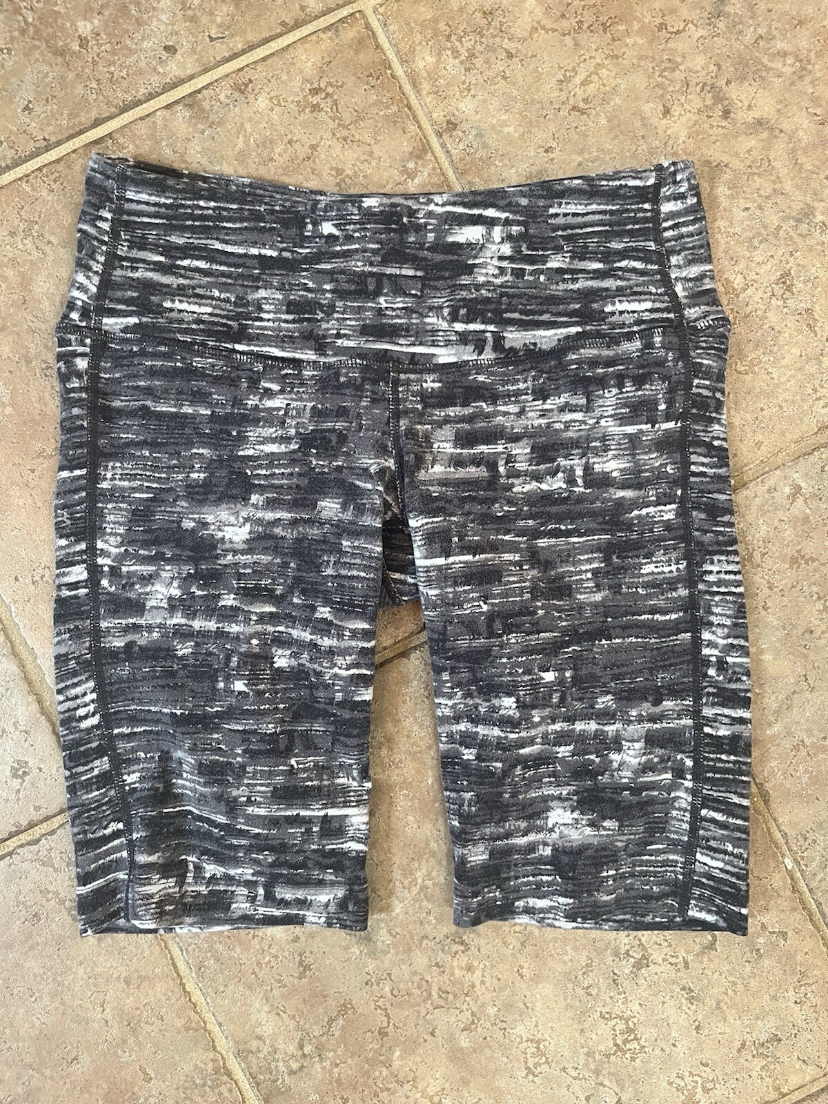 Athleta XS Jammer Chaturanga Biker Shorts Black Gray White Brushstroke Print-image