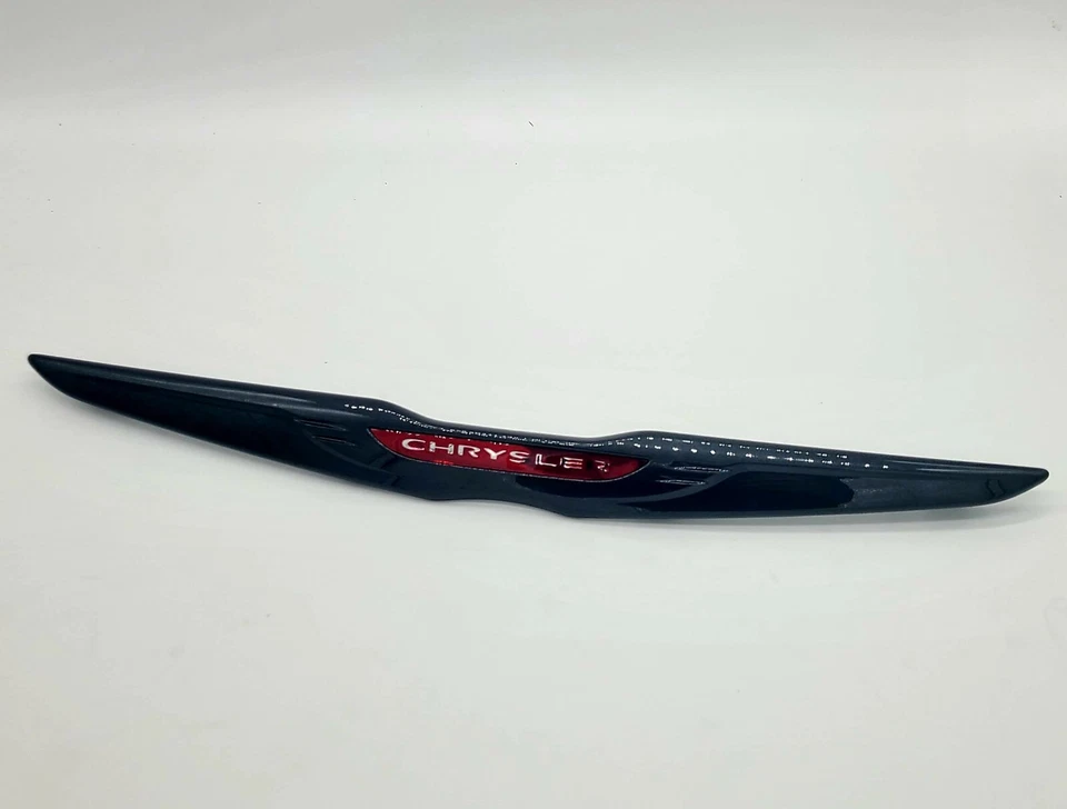 Chrysler 300 2020-2022 placa de identificación de parrilla delantera negra y roja nueva OEM 68496080AA Foto 2 de 4