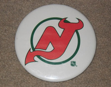 VINTAGE 1982/83 - 1985/86 NEW JERSEY DEVILS ☆RARE☆ 3 1/2" NHL HOCKEY PIN BUTTON