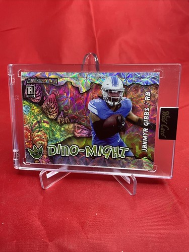Mira telescópica cromada Prizm Rookie Holo Wild Card Dino-Might Jahmyr Gibbs RC 24/25 2023