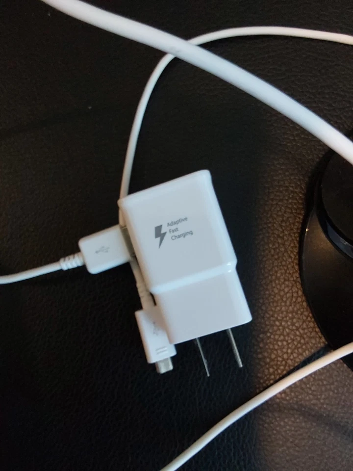 Cargador Samsung Fast Charge Qi Wireless Charging Pad EP-NG930 con cable y enchufe Foto 4 de 4