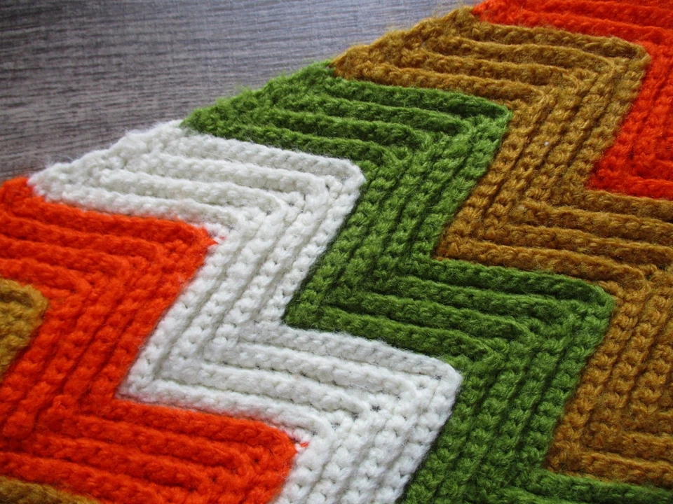 复古钩针阿富汗绿色和橙色 70 年代流苏雪佛龙条纹毛毯 — 第 2/4 张图片