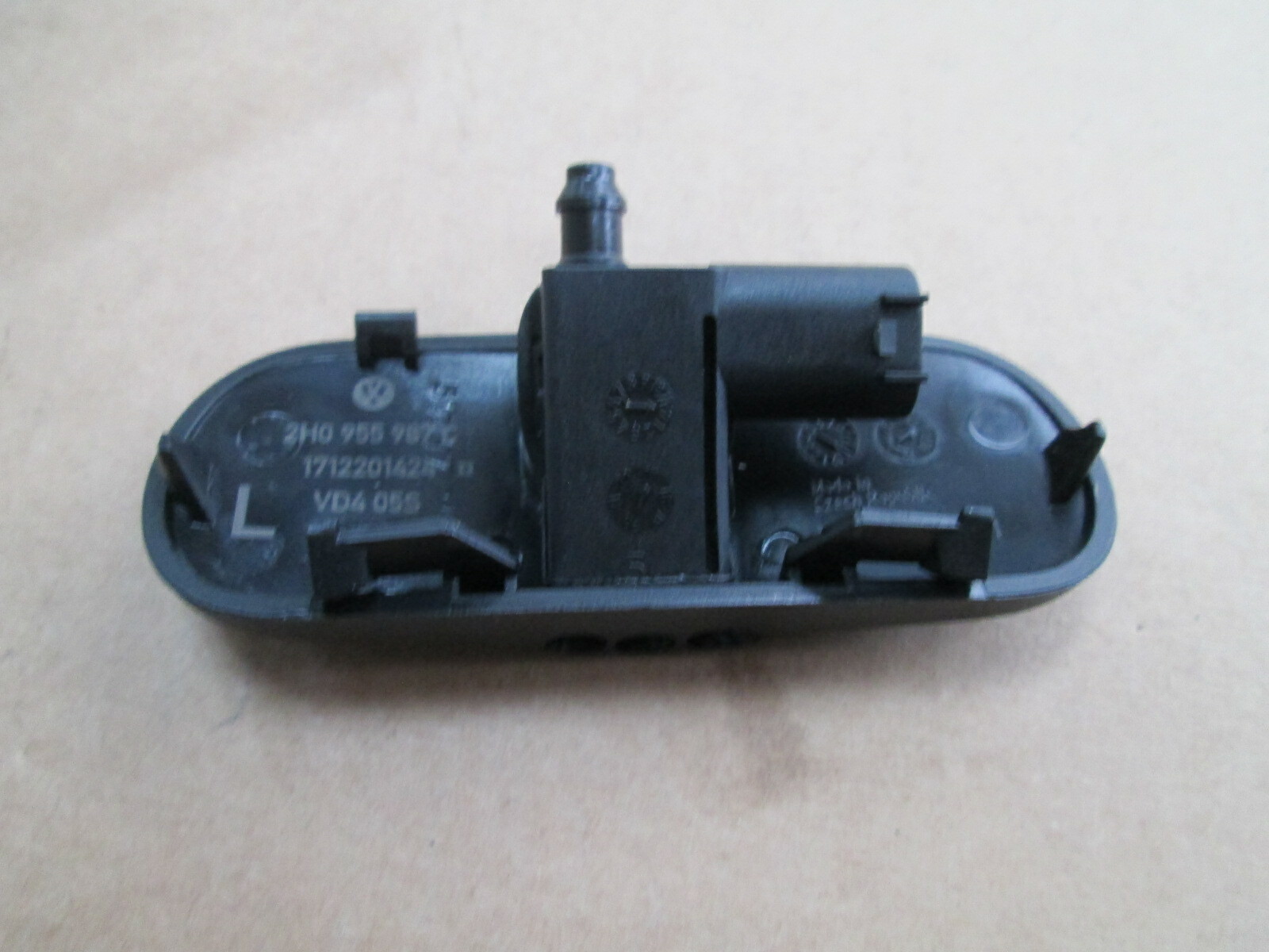 NEW GENUINE VW AMAROK LEFT HEATED WINDSCREEN WASHER JET 2H0955987C eBay