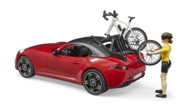 Bruder Roadster mit 1 Rennrad und Radfahrerin