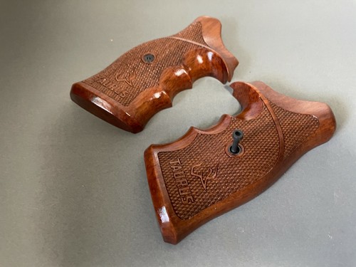 Nuevas empuñaduras de madera dura para objetivos para Taurus TRACKER/JUDGE 17 44 627 692 verificador tallado - Imagen 4 de 6