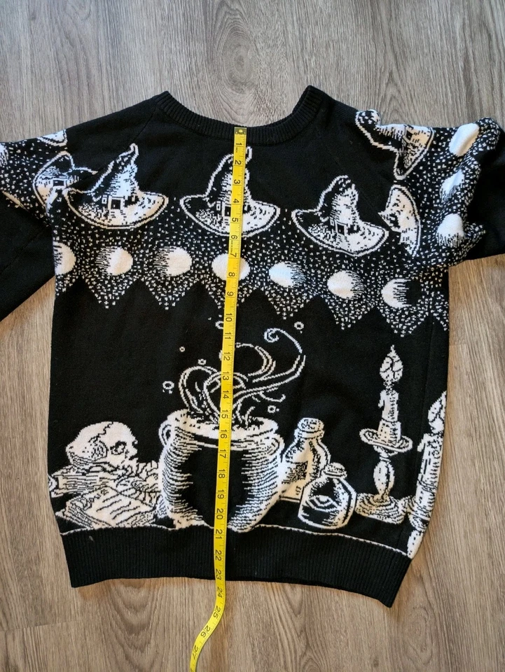 Suéter de bruja de Halloween cuello redondo hechizo y curiosidades talla M Foto 4 de 4