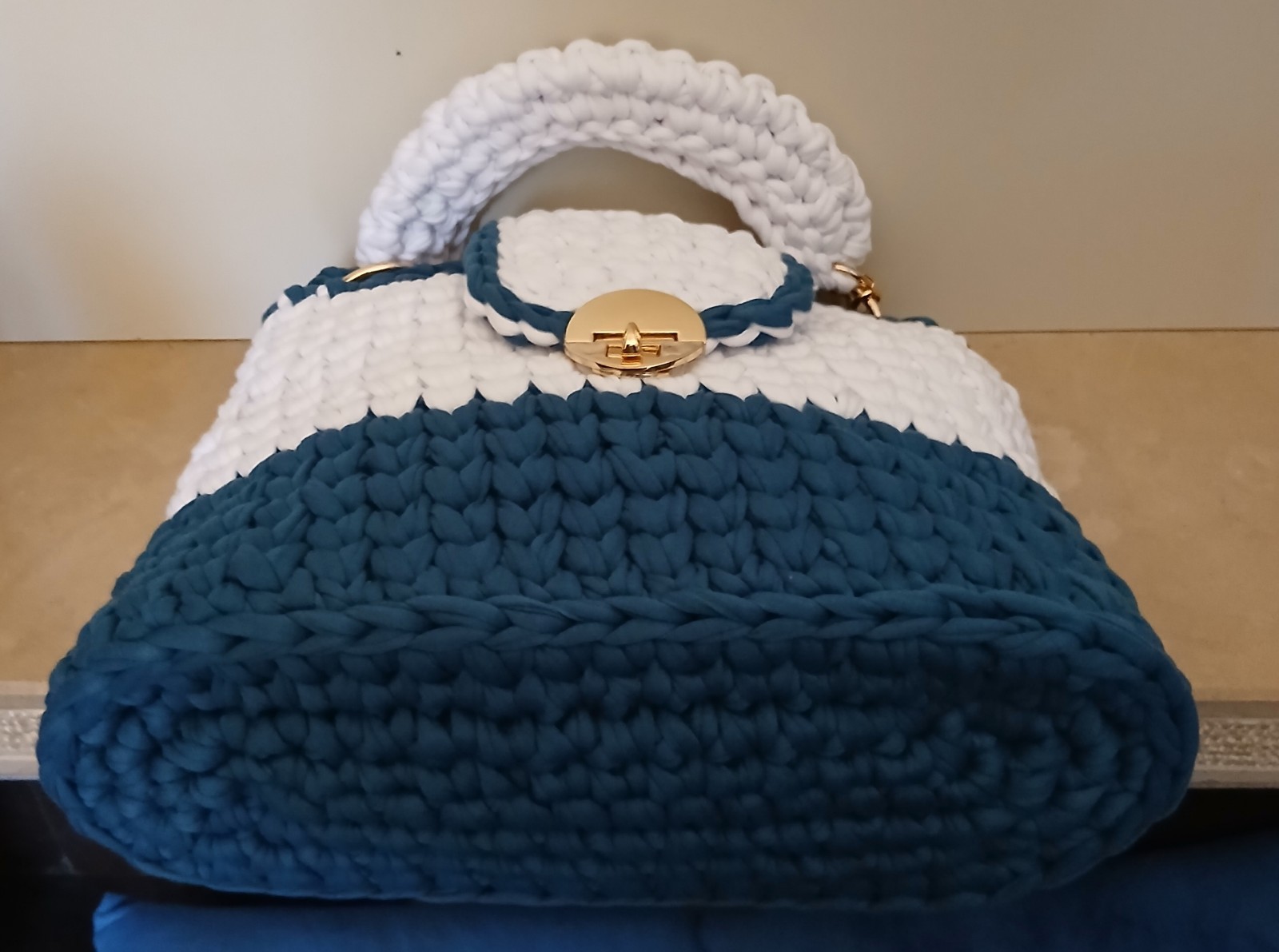 SAOLA BORSA ARTIGIANALE FATTA A MANO ALL'UNCINETTO IN FETTUCCIA BIANCA E OTTANIO.