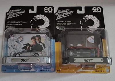 Johnny Lightning Silver Screen James Bond Set of 2 Diorama 1/64 Movie Cars   NEW