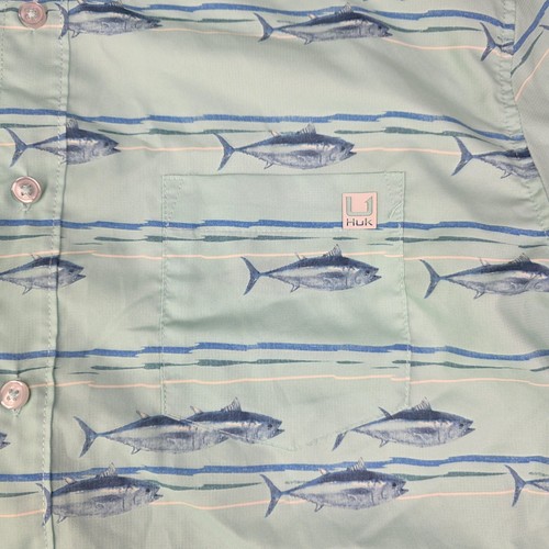 Camisa Huk Fish Estampado Ventilada Manga Corta Abotonada Verde Talla Pequeña - Imagen 6 de 8