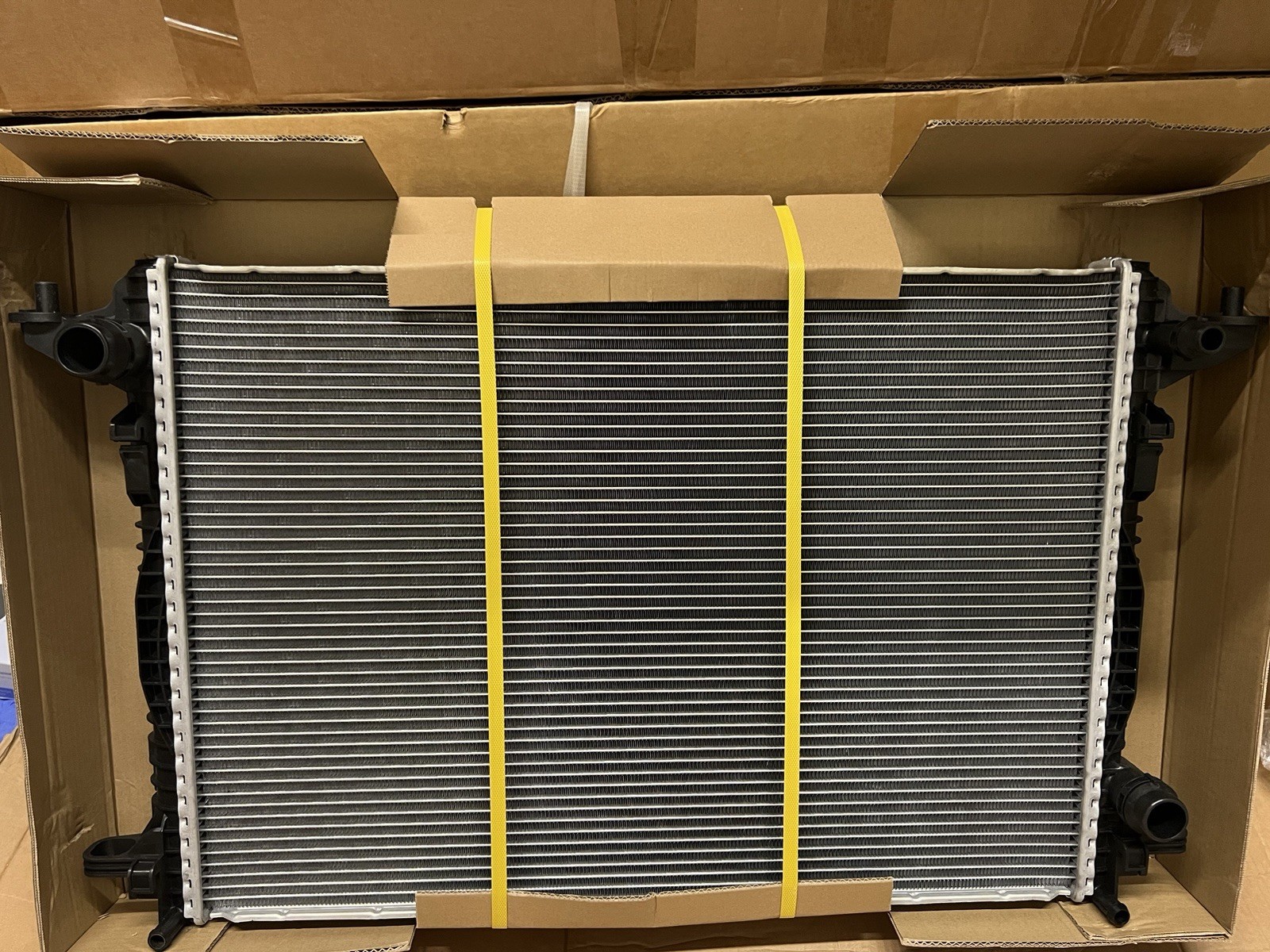 Bentley Bentayga Front Engine Water Coolant Radiator W12 6.0 4M0121251N New