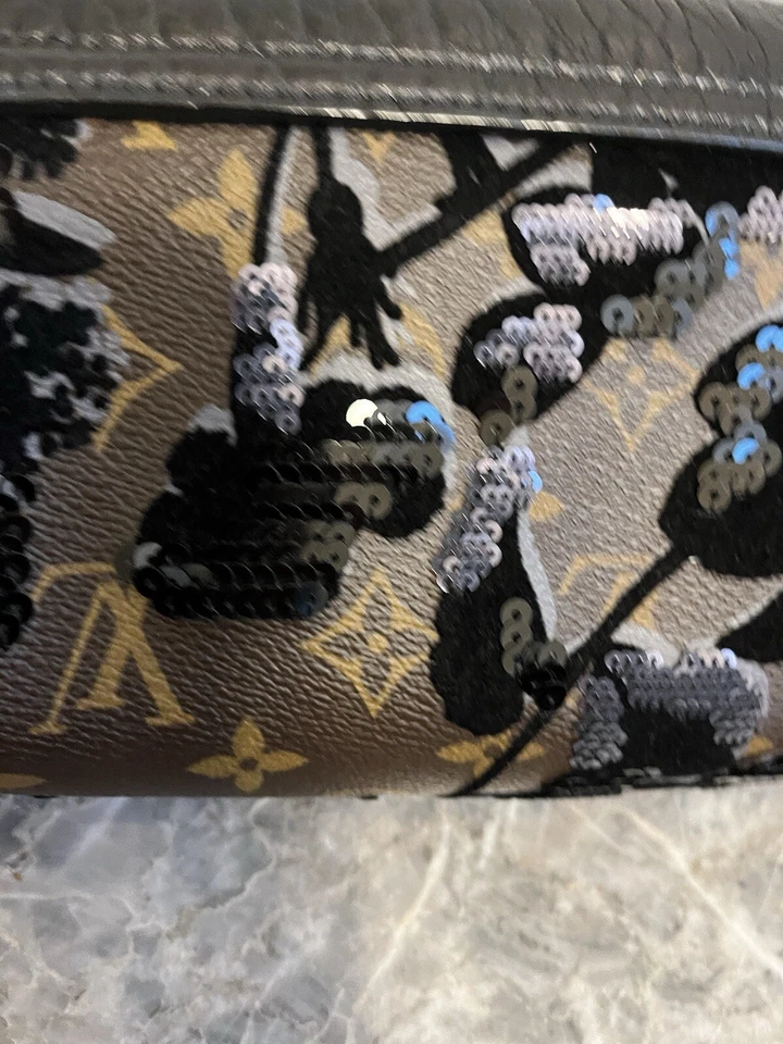 Bolso sin asas Louis Vuitton monograma Fleur De Jais Manege lentejuelas negro lona cuero Foto 4 de 4