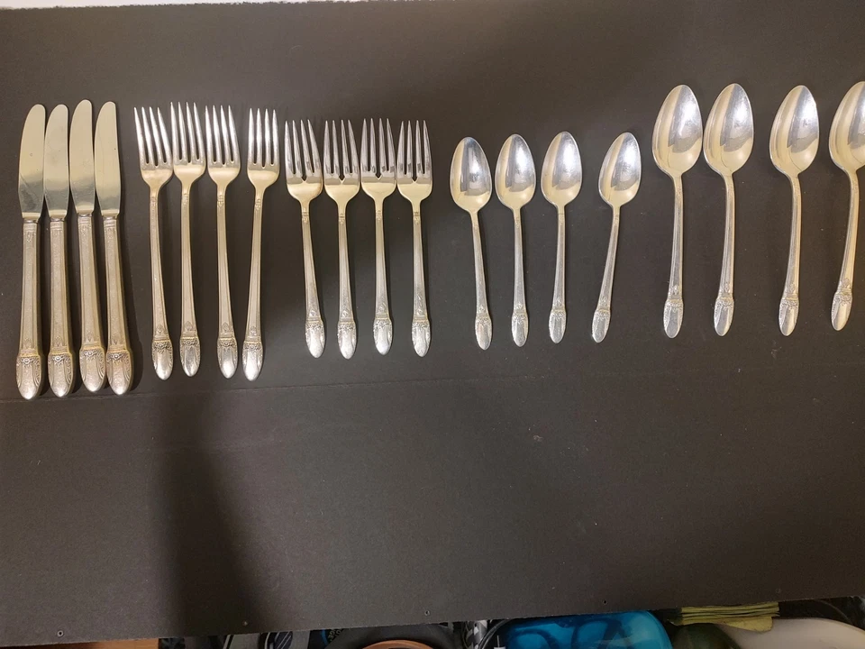 First Love 1847 Rogers Plateado Vintage 8 Personas 40 Piezas Hermoso Completo Foto 4 de 4