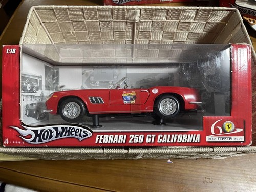 Modellino auto Hot Wheels 1:18 Ferrari 250 GT California Spider pressofuso - Foto 2 di 8