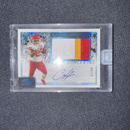 2020 Panini ONE Football Clyde Edwards-Helaire RPA #47/99 Rookie Patch Auto  - Picture 1 of 2