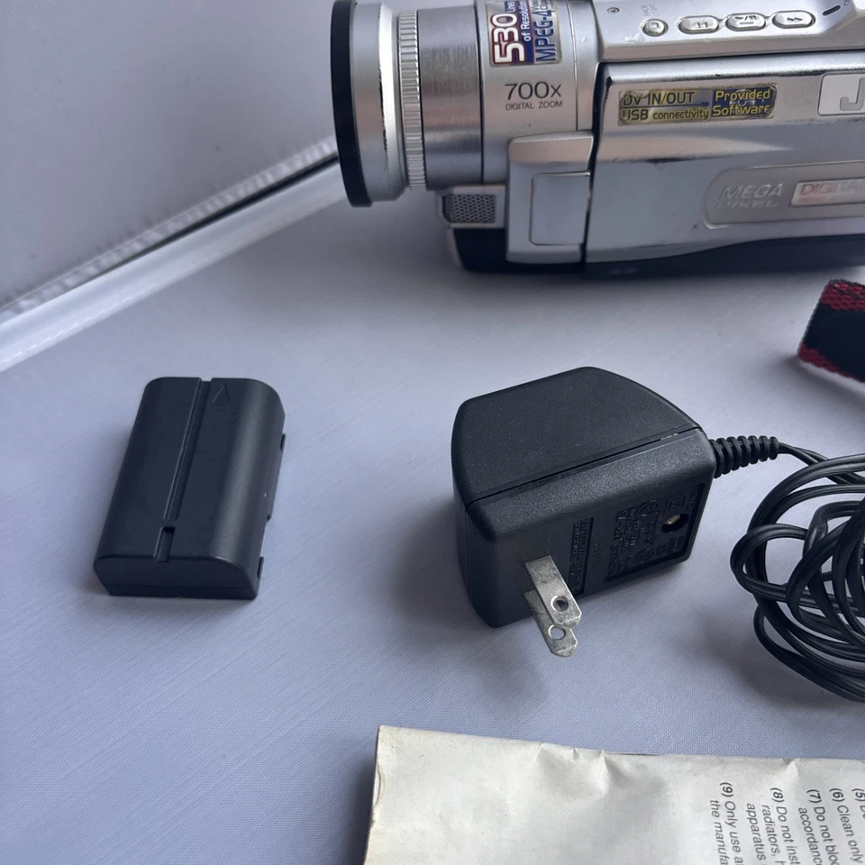 JVC Digital Video Camera 700x Optical Zoom 2.5" Monitor With 2Batt & Charger - Image 3 of 4