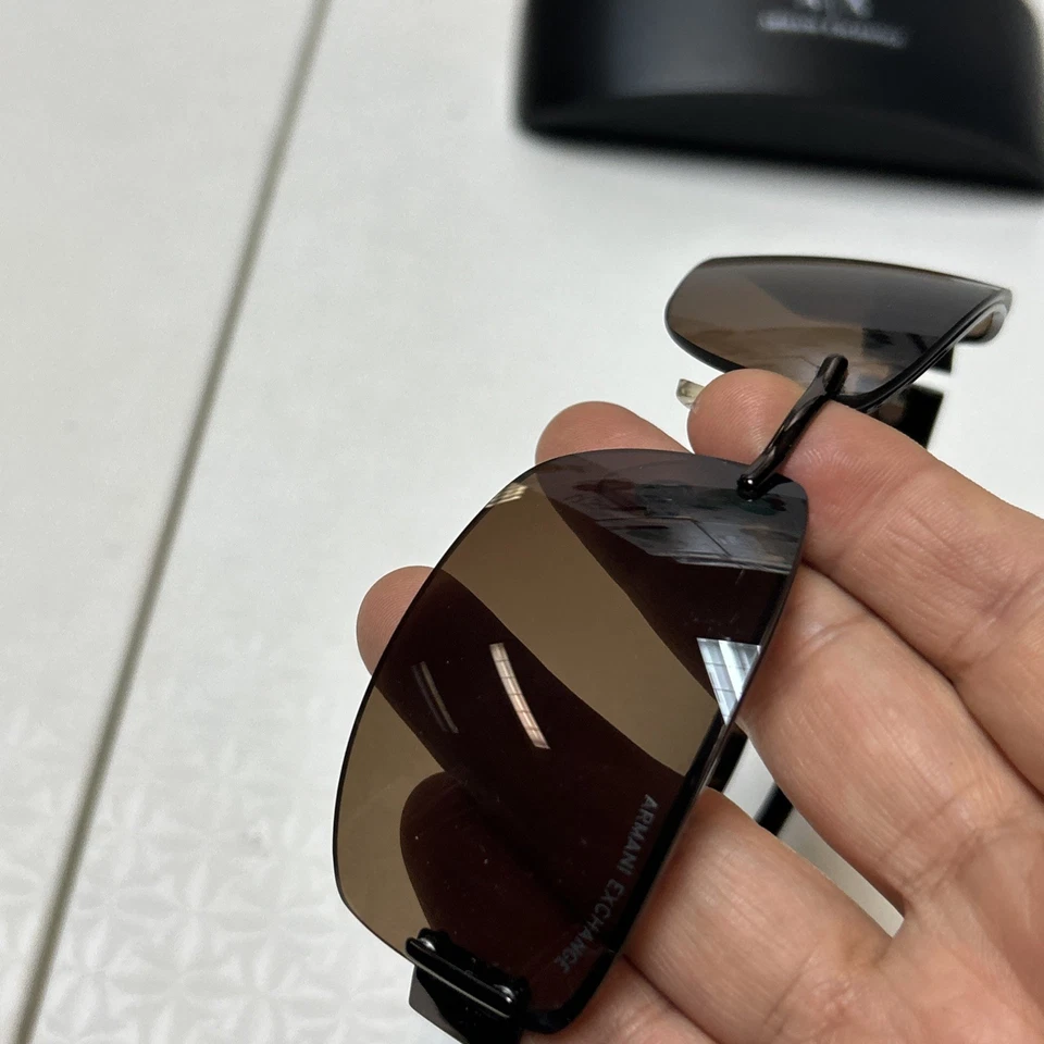 Gafas de sol Armani Exchange doradas claras con forma de rectángulo Foto 4 de 4